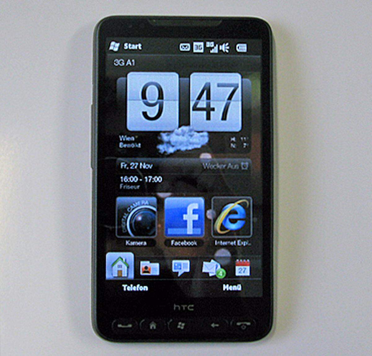 Die Vorderseite des HD2 wird von dem 4,3 Zoll großen Display dominiert - kein anderes Smartphone hat derzeit einen größeren Bildschirm. Neu für HTC ist der Einsatz eines kapazitiven Touchscreens - wie bei Apples iPhone genügen also sanfte Berührungen, um das Gerät zu steuern. Dank einer Auflösung von 800 x 480 Pixeln, ist die Anzeige auch in den Details scharf und gut ablesbar.
