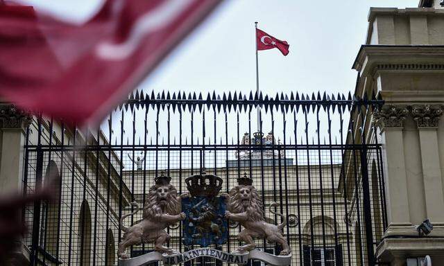 Das niederländische Konsulat in Istanbul wurde von der Polizei abgesperrt. Ein Aktivist ersetzte dort die holländische Fahne durch eine türkische.