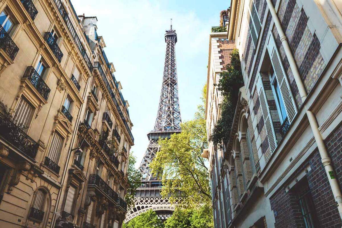 Die französische Hauptstadt ist eine der legendärsten Shoppingdestinationen der Welt. Dabei kann man sich gleichzeitig vom Stil der Pariserinnen inspirieren lassen.