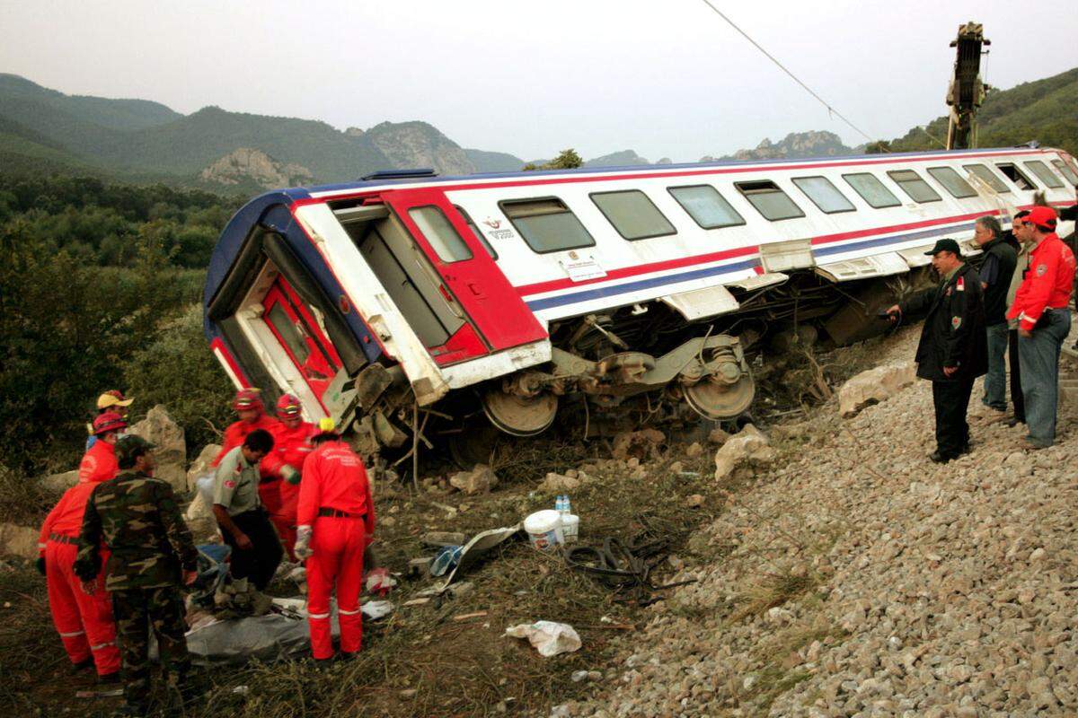  22. Juli 2004 - Im Nordwesten der Türkei entgleist in der Nähe der Stadt Pamukova ein Schnellzug von Istanbul nach Ankara. 37 Menschen sterben.