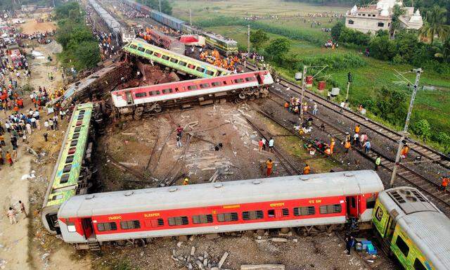 Eine Drohnenaufnahme zeigt entgleiste Waggons nach dem Zusammenstoß zweier Personenzüge in Indien.