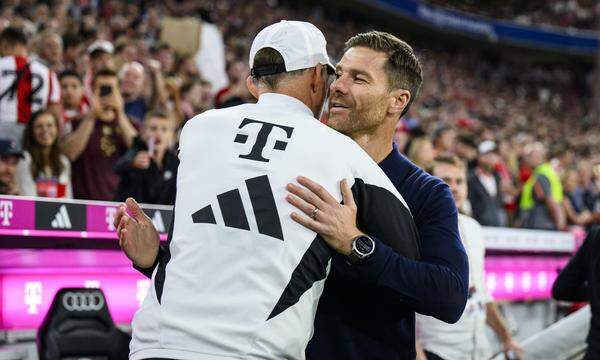 Auf Bayern-Trainer Thomas Tuchel (l.) und Leverkusen-Coach Xabi Alonso (r.) wartet ein brisantes Duell.
