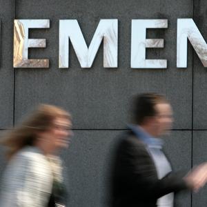 Der Siemens-Konzern warnt angesichts des Fachkräftemangels vor einer Arbeitszeitverkürzung und der Vier-Tage-Woche.