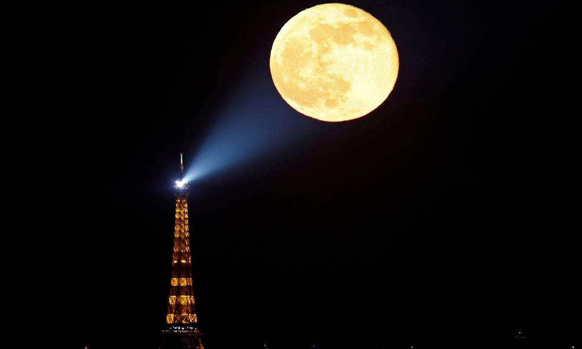 27. April. Unter den Bildern des Jahres 2021 der Nachrichtenagentur Reuters findet sich auch eine Aufnahme des „Supermonds“ Ende April, der in Paris spektakulär über dem Eiffelturm aufging. Findet ein Vollmond nahe der Erde statt, erscheint er größer und deutlich heller. Zeitgleich war die Stadt wie ausgestorben: Frankreich befand sich wie viele andere europäische Länder damals noch im Lockdown.