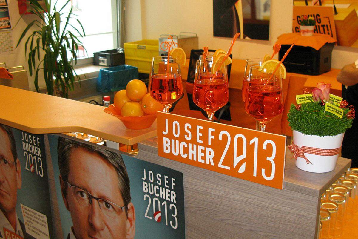 Die Getränke, farblich passender Aperolspritzer, sind lange vor der ersten Hochrechnung bereitgestellt. Einst In-Getränk, ist der Spritzer mit der bitteren Geschmacksnote nicht mehr in Mode. Ebenso geht es dem BZÖ. Denn die ersten Ergebnisse sind schon vor der ersten Hochrechnung um 17 Uhr durchgesickert und die besagen: Die Orangen fliegen aus dem Nationalrat.