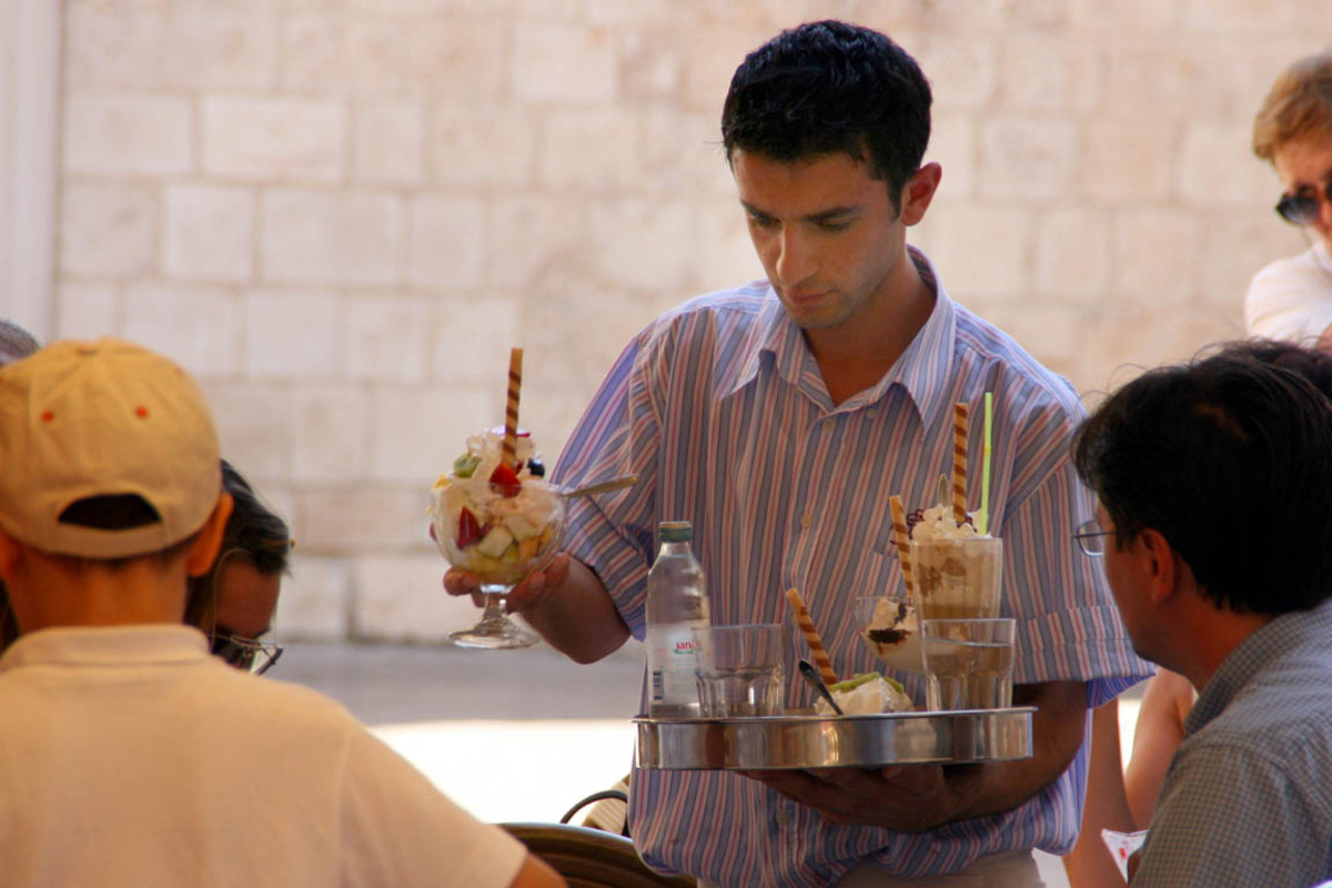 Unter der 100er Marke liegen beim Indexwert bereits die Kellner. Damit kommen sie auf Rang 12 in der Liste der dargestellten Berufe.