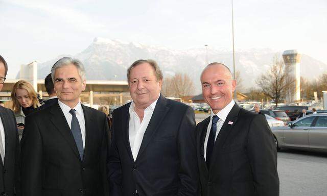 Max Dasch (Mitte) 2015 mit dem damaligen Bundeskanzler Werner Feymann und Minister Gerald Klug.