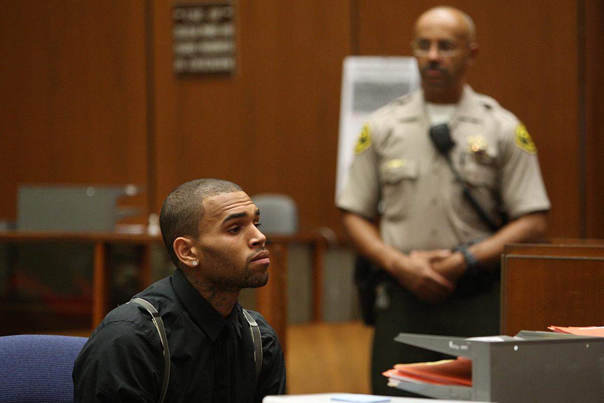 Chris Brown, der von 2007 bis 2009 mit der Sängerin liiert war, musste sich vor Gericht wegen Körperverletzung und Bedrohung verantworten. Er wurde verurteilt und musste 190 Sozialstunden ableisten.