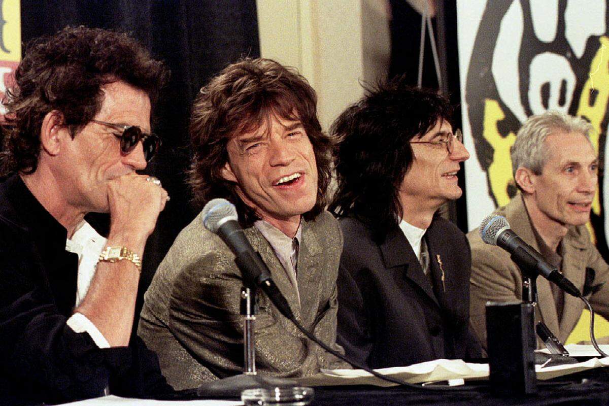 Die "Rolling Stones" gelten als eine der ersten Bands, die sich kommerziell vermarkteten und Mick Jagger galt dabei immer als treibende Kraft. Noch weit entfernt von Sex, Drugs und Rock n'Roll, begann er 1961 an der London School of Economics and Political Science zu studieren. Politiker oder Journalist gab er als Berufswunsch an. Dieses Vorhaben löste sich allerdings in Luft auf, als er Keith Richards zufällig wiedertraf (die beiden kannten sich bereits aus Kindheitszeiten). So nahm Jaggers studentische Karriere ein jähes Ende - ein Schock für die Eltern.  Mit dem ersten Vertrag, den die Rolling Stones 1963 unterschrieben, verließ er die Universität. 1995 wurde er zum Ehrenpräsidenten seiner ehemaligen Bildungsstätte ernannt.