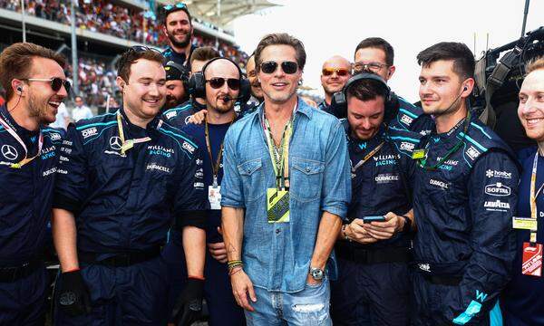 Brad Pitt (M.) bringt noch mehr Glanz und Glamour in die Formel 1.