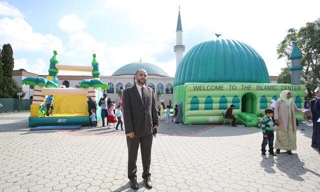 Hashim Mahrougi, Direktor der Moschee, sprach am Sonntag von „Liebe und Frieden“. Vorwürfe, seine Moschee sei ein Ort der Radikalisierung, seien „lächerlich“.