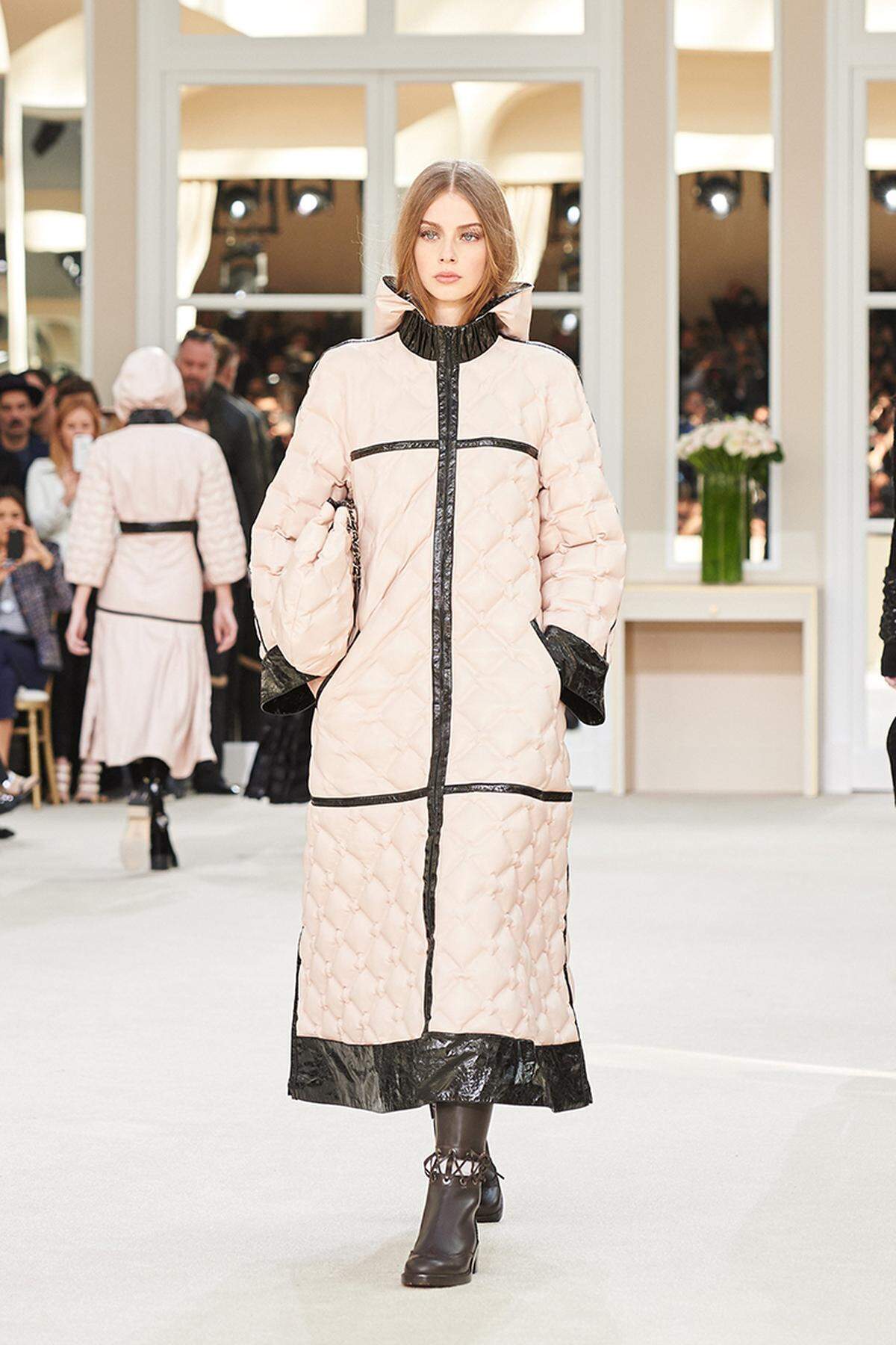 Eine Kombination aus Zartrosa und Lackschwarz - so sieht Karl Lagerfeld für Chanel den idealen Daunenmantel.