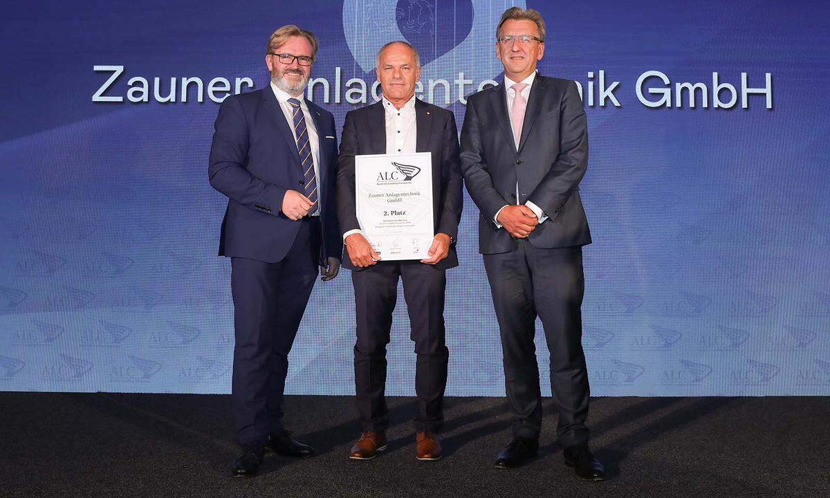 Auszeichnung 2. Platz International für die Zauner Anlagentechnik GmbH (v.l.): IV OÖ-Vizepräsident Thomas Bründl, Zauner-Geschäftsführer Manfred Zauner und Commerzbank-Grosskunden-Leiter Gerald Sittner.