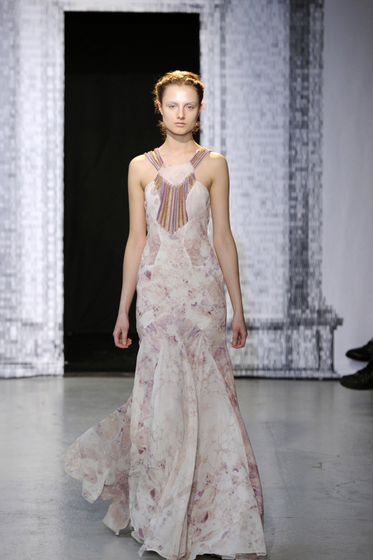 Maria Grazia Chiuri und Pier Paolo Piccioli veranstalteten ein Elfen Defilee für Valentino. Tranparenz umspielte die Mädchen, als hätte das delikate Zwirngeflecht gar nicht den Anspruch, den Körper bedecken zu wollen.