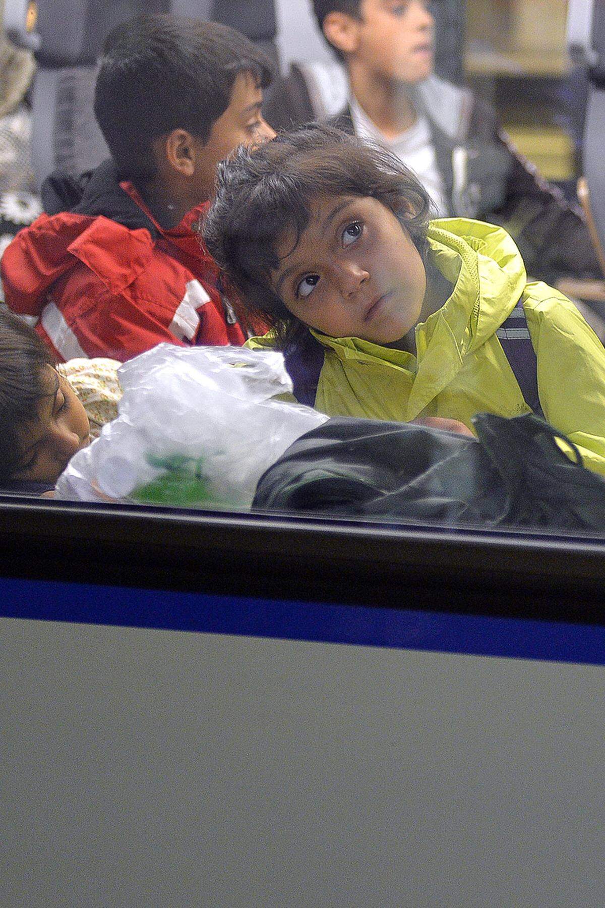 Flüchtlingskinder auf der Durchreise nach Deutschland am Salzburger Hauptbahnhof.