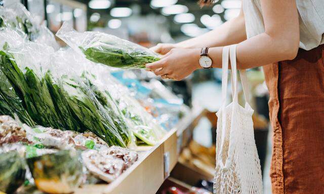 Immer mehr Österreicher achten bei ihrem Einkauf auf Herkunft und Verpackung der Lebensmittel. Handelsketten passen sich dem neuen Bewusstsein an.