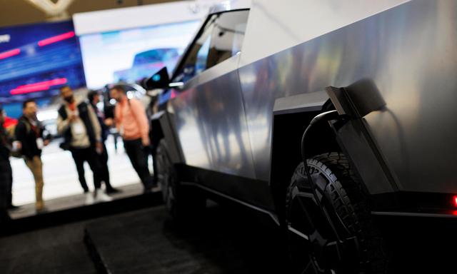 Tesla ruft 3878 Fahrzeuge seines Cybertruck-Modells wegen Problemen mit dem Gaspedal zurück. 
