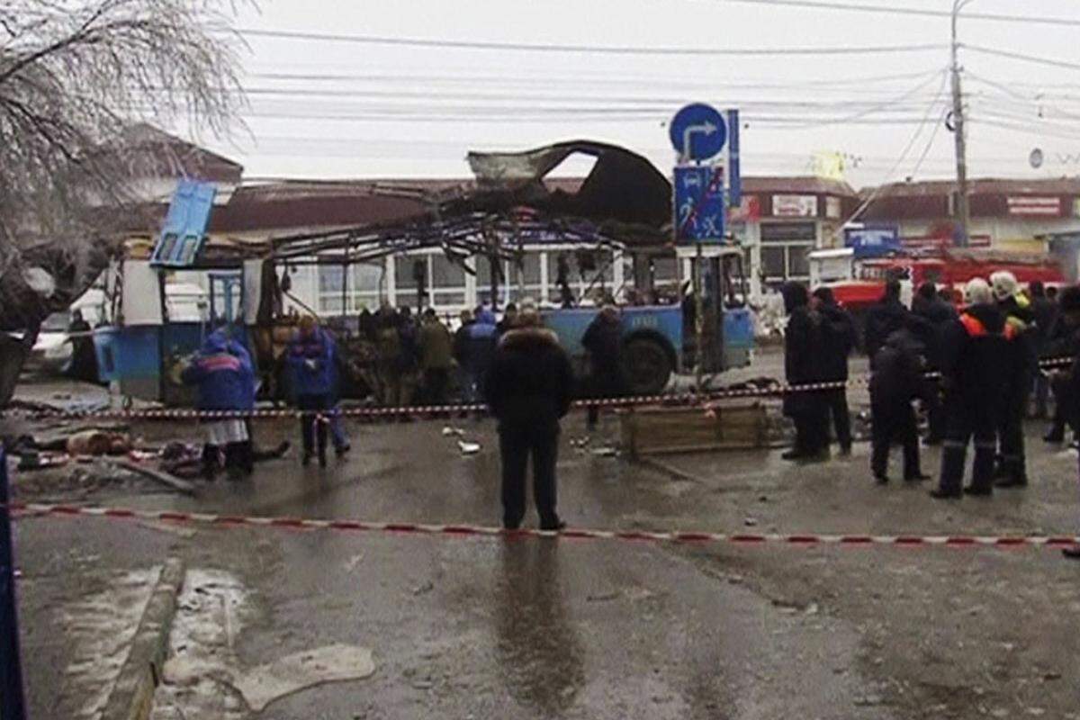 Die südwestrussische Stadt Wolgograd wird von Anschlägen erschüttert. Am Montag sprengte sich ein Selbstmordattentäter in einem Linienbus in die Luft, am Sonntag kamen bei einem Anschlag beim Bahnhof zahlreiche Menschen ums Leben.
