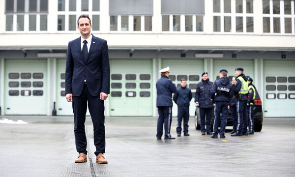 Generalmajor Thomas Schlesinger, im Hintergrund seine Polizeischüler, die im Hof der Marokkanerkaserne das Anhalten eines Autos üben.