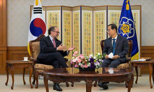Auf einem Bild, das das Außenministerium veröffentlicht hat: Schallenberg im Gespräch mit dem südkoreanischen Premierminister Han Duck-So.