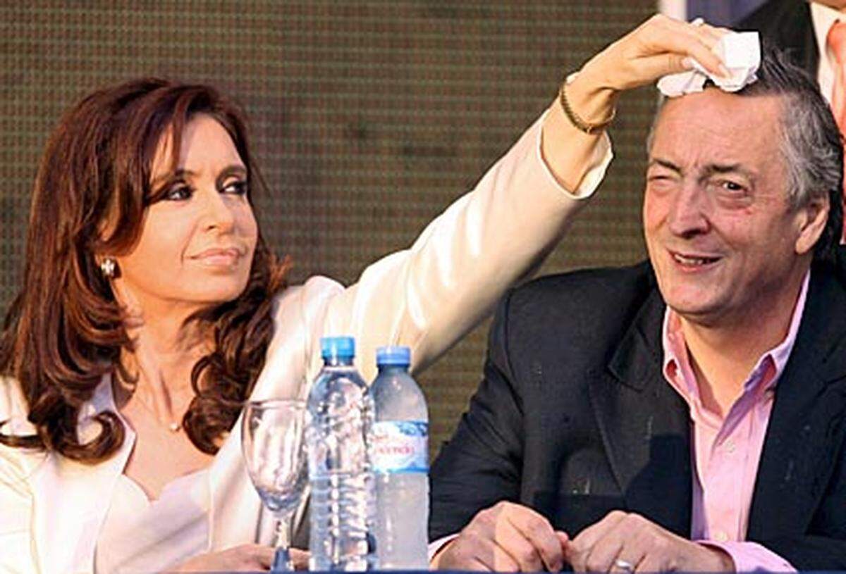 Die Nachfolge des eigenen Ehemannes antreten - Cristina Fernandez de Kirchner hat es jedoch geschafft. Von 2003 bis 2007 war ihr Ehemann Nestor Kirchner Präsident von Argentinien. Seine Frau Cristina schaffte es, seine direkte Nachfolge anzutreten. Sie ist seit den Siebziger Jahren Mitglied der Peronistischen Partei und hatte seit 1995 einen Senatssitz inne. Seit drei Jahren ist Nestor der "First Husband".