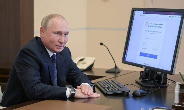 Auf Putins Uhr ist das Datum 10. September zu sehen.