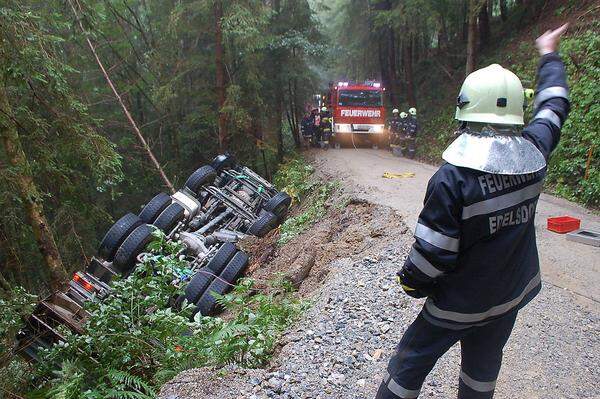 Bei Kindberg (Steiermark) ist ein LKW bei Wegerhaltungsmaßnahmen in ein steiles Waldstück gestürzt. Der Fahrer konnte sich selbst und unverletzt befreien.