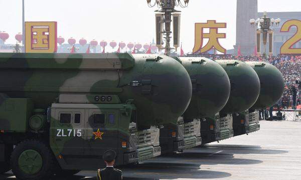 Archivbild. Chinas DF-41 nuklearfähige Interkontinentalraketen während einer Militärparade am 12. Juni auf dem Platz des Himmlischen Friedens in Peking.