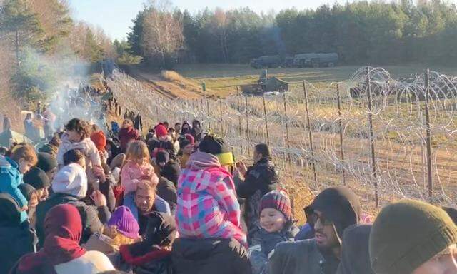 Dutzende Migranten haben die Grenze nach Polen durchbrochen.