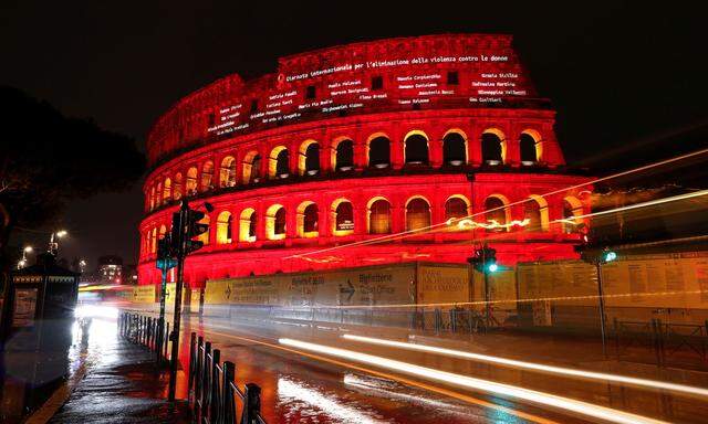 Auch im Vorjahr wurde das Kolosseum in rotes Licht getaucht, um auf die Christenverfolgung der Gegenwart aufmerksam zu machen.