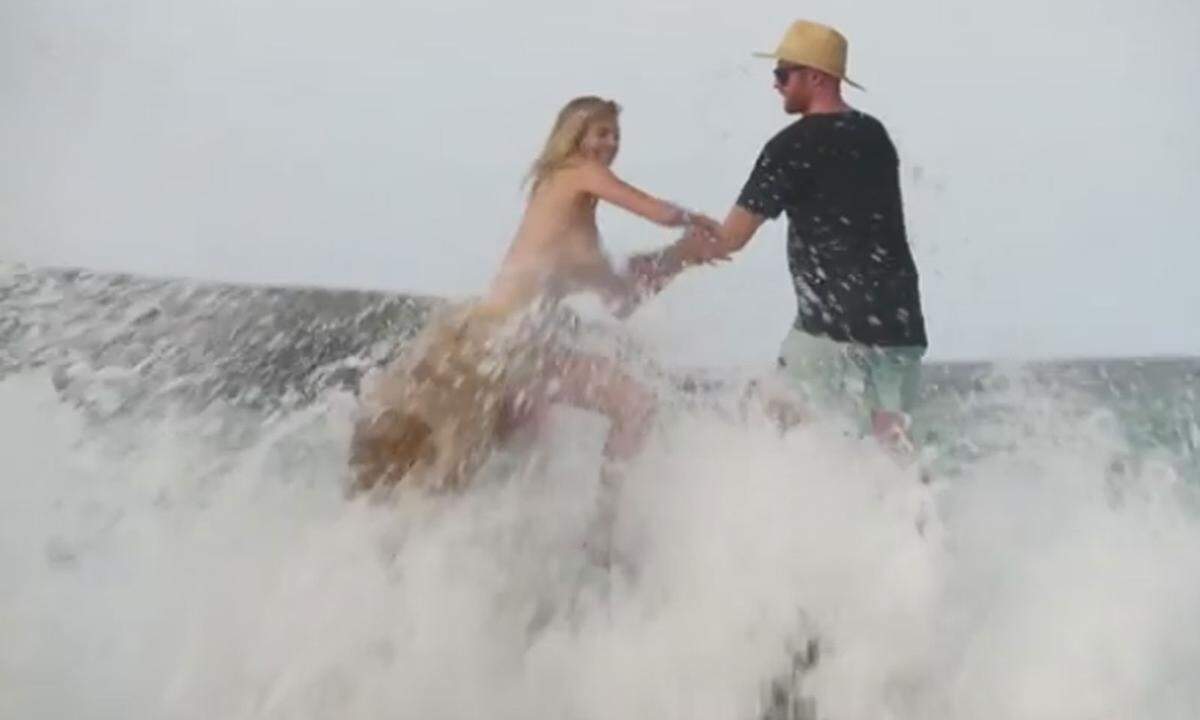 US-Model Kate Upton wird vielleicht noch länger an das Fotoshooting für das Magazin "Sports Illustrated" auf Aruba zurückdenken - sie wurde von einer Welle von einem Felsen gespült. Zu sehen ist der Vorfall auf einem Video, das das Magazin auf Instagram veröffentlicht hat. Die 25-Jährige posiert in einem Tüllrock für den Fotografen, dann sieht man, wie sich von hinten eine große Welle nähert. Ein Mann will sie noch festhalten, als die kräftige Welle den Felsen trifft und Upton herunterreißt.