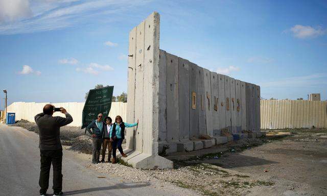 Touristen posieren am Kerem Shalom, dem einzigen israelischen Übergang für Waren in den Gazastreifen.  