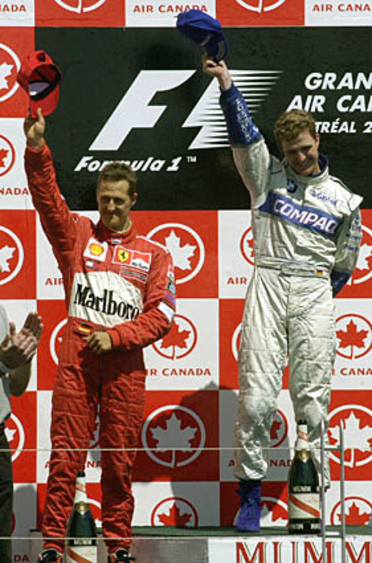 Familien-Erfolg: In Montreal wird Schumacher hinter seinem Bruder Ralf Zweiter. Erstmals stehen in der Formel 1 zwei Brüder oben auf dem Treppchen.