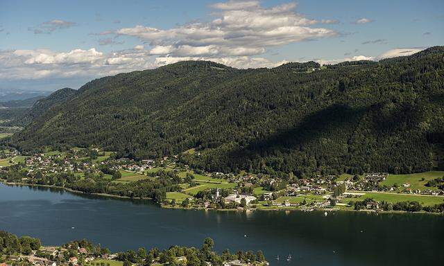 Austria Carinthia Lake Ossiach with Ossiach PUBLICATIONxINxGERxSUIxAUTxHUNxONLY HH005220