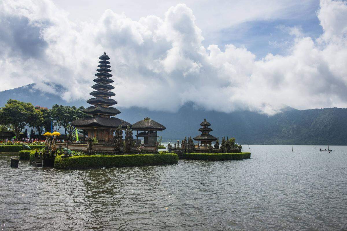 Postkartenidylle herrscht auf der indonesischen Insel. Weiße Sandstrände, Korallenriffe und ein üppiger Dschungel sorgen für eine gute Mischung. Was will man mehr?