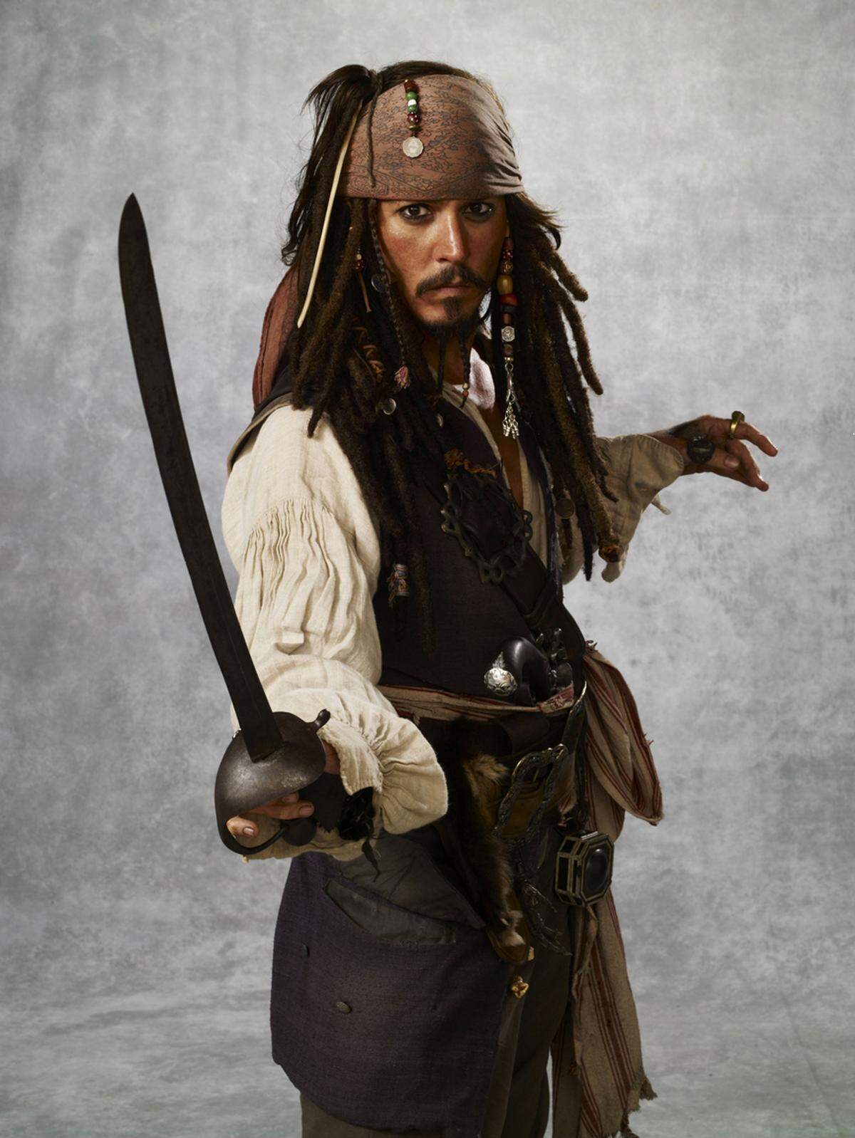 Kostüme sind für einen Film essentiell. Durch sie werden die Figuren erst dreidimensional. Johnny Depp als Jack Sparrow in "Pirates of the Caribbean: At World's End", 2007. Kostümdesign von Penny Rose. Walt Disney Pictures/The Kobal Collection.