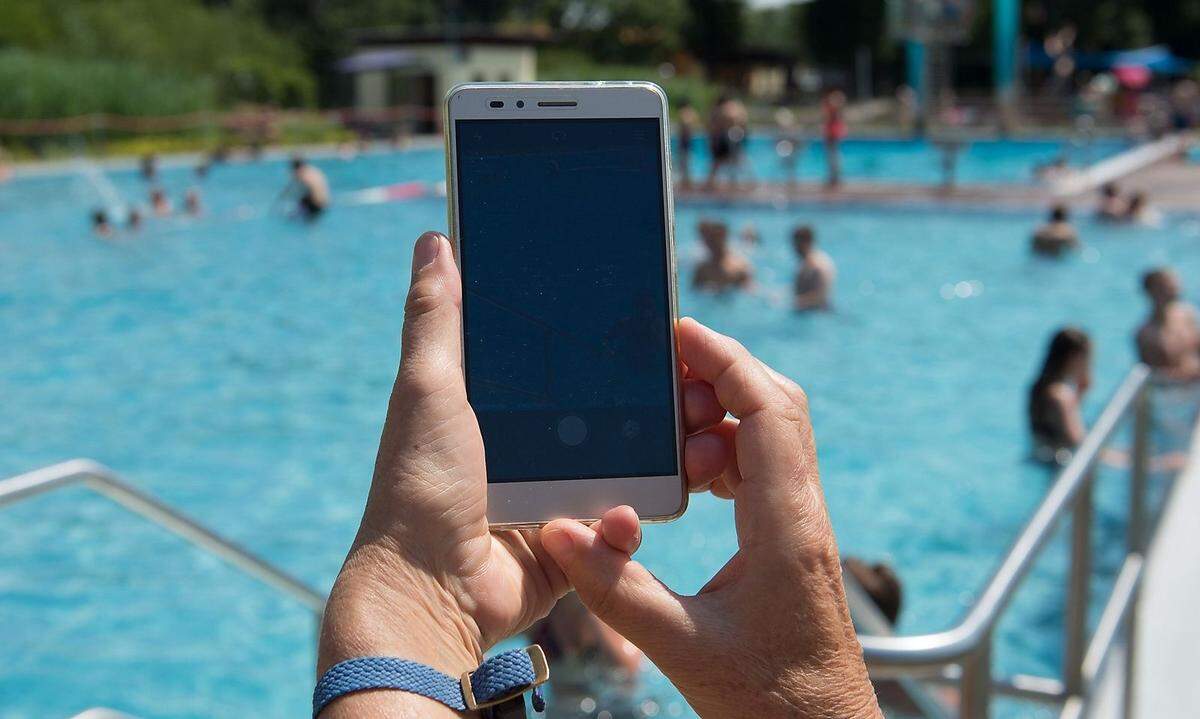 Das Roaming-Ende in den EU-Ländern bringt Vorteile, aber in vielen Ecken dieser Welt erwarten Urlauber noch immer horrende Auslandsgebühren – insbesondere beim Surfen im Internet. Die Anwendung WiFi-Finder bietet die Möglichkeit, sich auf die Suche nach kostenlosen WLAN-Hotspots zu begeben. Die App besticht durch eine intuitive Bedienung und eine übersichtliche Kartendarstellung. Sehr praktisch ist, dass sich die App auch ohne Internetverbindung nutzen lässt, um bei der Suche nach Gratis-WLAN nicht teuer zu surfen.