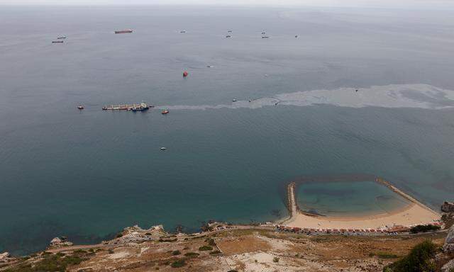 Vor Gibraltar tritt Schweröl aus einem Schiff aus.