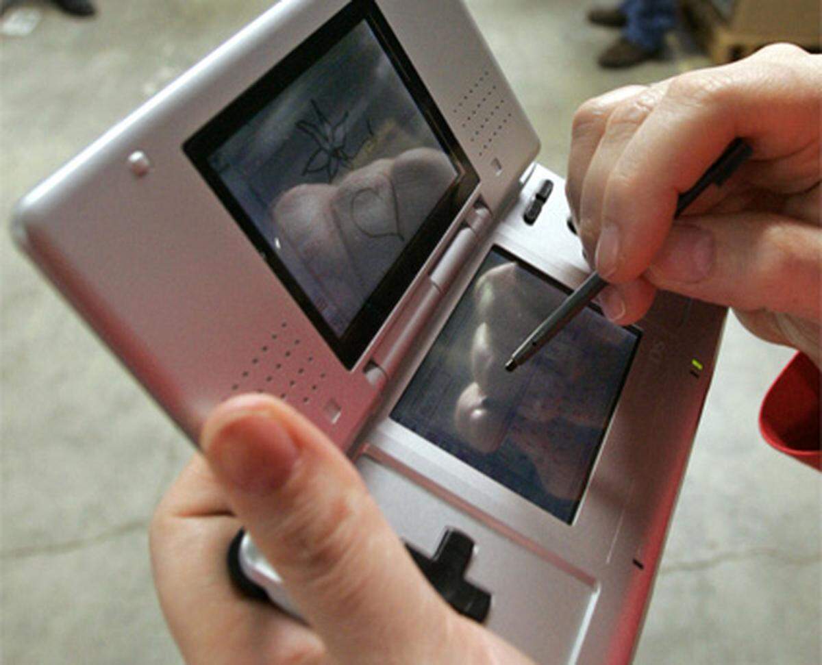 Am 2. Dezember 2004 stellte Nintendo seine neue Konsole DS vor. Die Initialen stehen hier für "Dual Screen", da das Gerät über zwei Displays verfügt. Der untere ist noch dazu ein Touchscreen, der sich auch über den mitgelieferten Stylus bedienen lässt. Mit dabei war auch eine WLAN-Verbindung, die es ermöglicht, mit anderen DS-Benutzern zu chatten oder zu spielen.