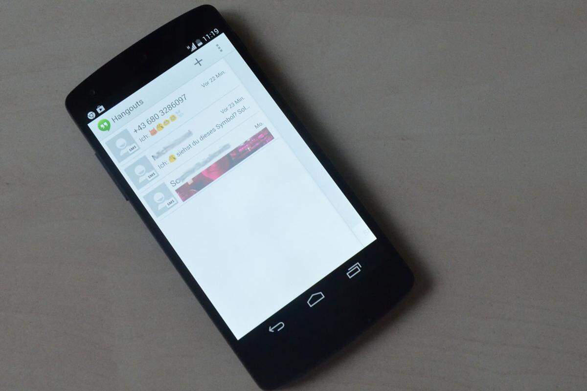 Die SMS-App ist verschwunden und wurde durch Googles "Hangouts" ersetzt. Jetzt bündelt die App jede Kurznachrichten-Kommunikation auf dem Smartphone: Nachrichten oder Videochats per Internet mit anderen Google-Nutzern (ähnlich Apples iMessage) und klassische SMS. Dass man zum Versenden einer SMS nun einen "Hangout" starten muss, ist zunächst verwirrend, aber man gewöhnt sich.