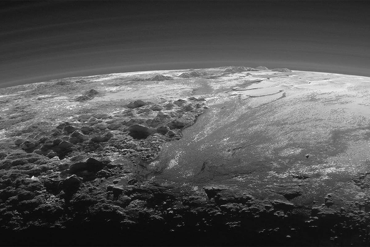So nah kam dem Ex-Planeten Pluto noch kein von Menschen geschaffenes Objekt. Am 14. Juli 2015 errreichte die Sonde "New Horizons" den Zwergplaneten und passierte ihn mit einer Geschwindigkeit von 14,5 Meter in der Sekunde. Die jüngsten veröffentlichten Bilder wurden in der Nähe des Punktes aufgenommen, an dem die Raumsonde Pluto am nähesten gekommen war. Sie zeigen eine Mischung aus bergigen und eisigen Gebieten mit Kratern. 