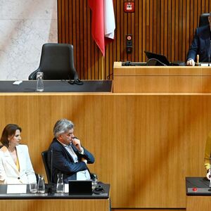 Roberta Metsola am Redepult im Parlament in Wien, vor den Augen von Parlamentspräsident Wolfgang Sobotka, links die Regierungsvertreter Schallenberg, Edtstadler und Kogler. 
