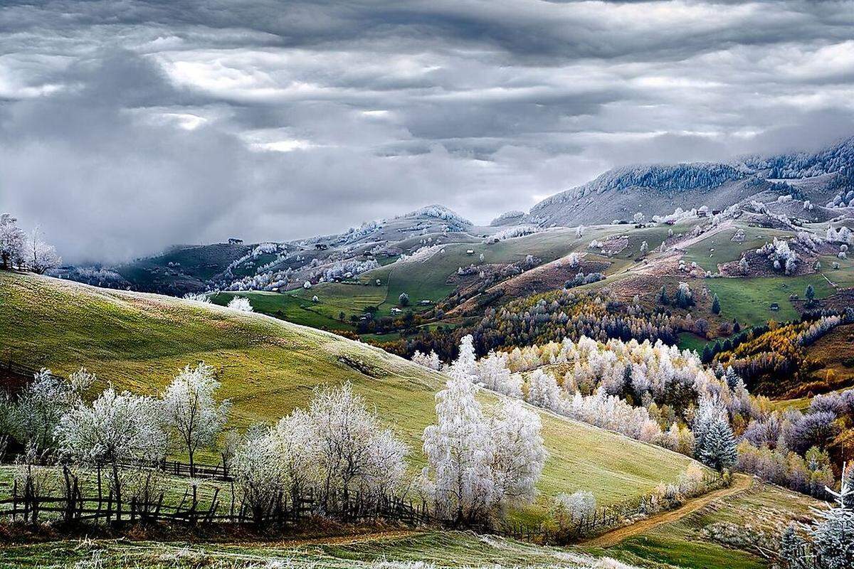 Weißer Frost über dem rumänischen Dorf Pestera.Credits: Eduard Gutescu/ National Geographic Traveler Photo Contest 2015.