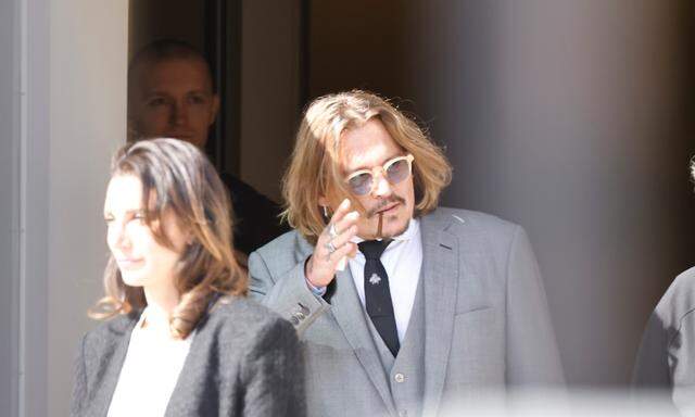 Johnny Depp am Montag beim Gerichtsgebäude in Fairfax. 