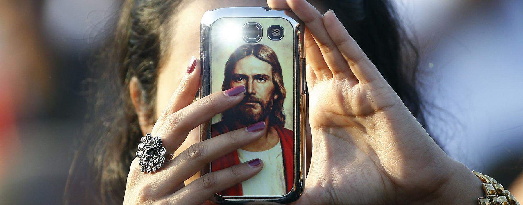 Ein Wiener Forschungsteam untersucht, wie junge Menschen ihre Religiosität im Alltag online und offline leben.