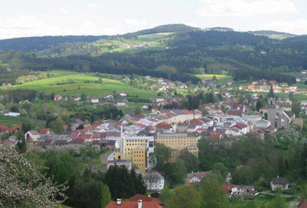 Die Idee besteht darin, verschiedene Institutionen mit textilen Schwerpunkten unter einem Dach zusammenzuführen und dadurch vielfältige Synergien zu schaffen. Kernstück des Konzepts ist einerseits die Übersiedlung und Neuplanung des örtlichen Webereimuseums in die historischen Räume. www.textile-kultur-haslach.at