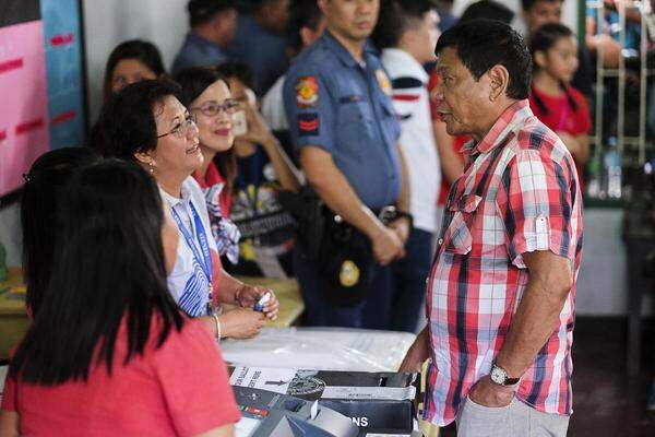 In dem tief katholischen Land auf seinen Ruf als Frauenheld angesprochen zeigt Duterte vor dem Unternehmerclub im vornehmen Geschäftsviertel Makati in Manila auf seinen Schritt und sagt: "Ich bin ja nicht impotent. Soll in den da einfach rumhängen lassen? Wenn ich Viagra nehme, steht er."