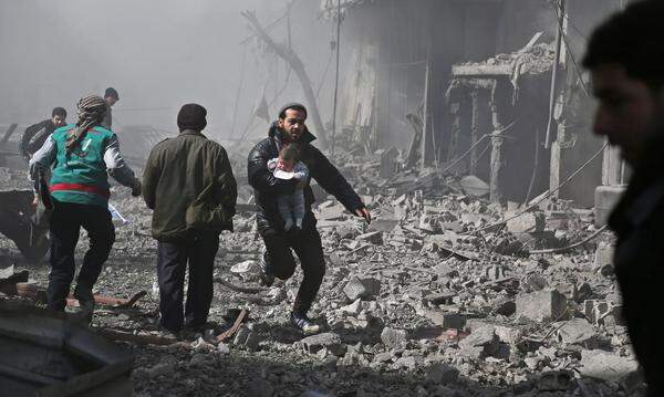Hier rettet ein Syrer ein Kind aus den Trümmern eines Hauses in Hamouria. Die Vereinten Nationen forderten erneut ein Ende der Kämpfe, um die Lieferung humanitärer Hilfsgüter zu ermöglichen und Kranke und Verwundete aus der Region schaffen zu können. UN-Chef Guterres forderte, Zivilisten und die zivile Infrastruktur zu schützen. 