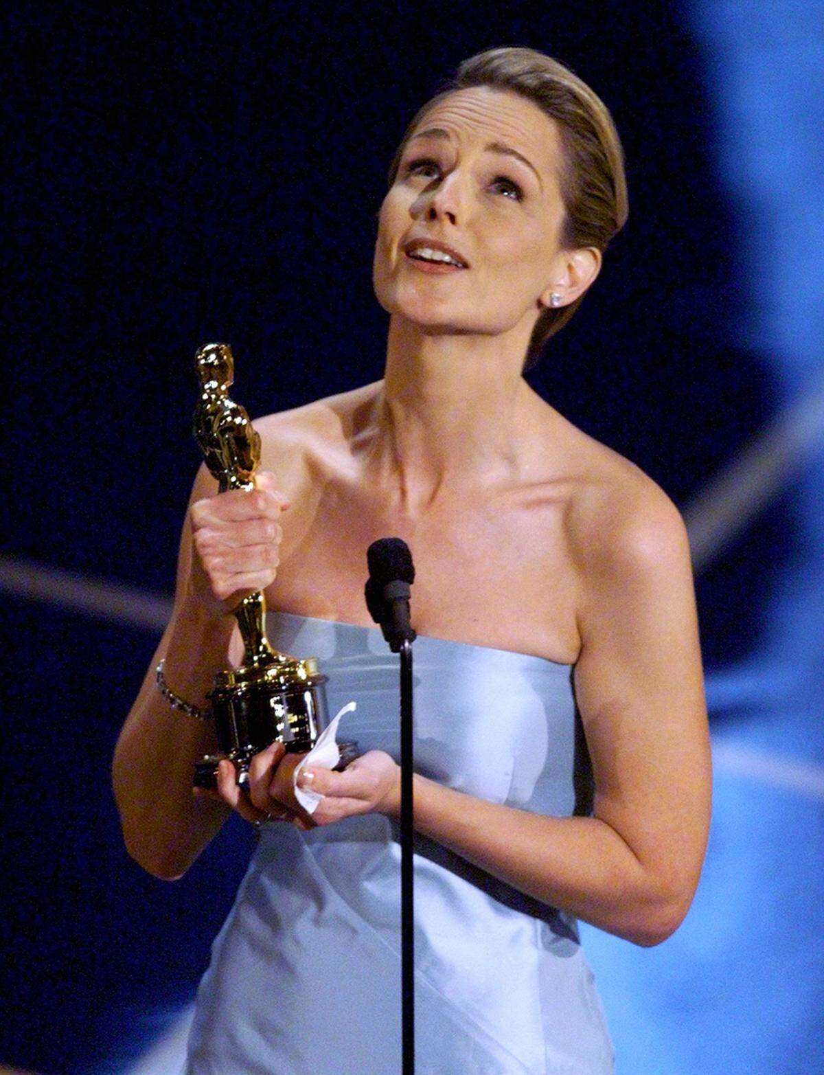 Helen Hunt erschien 1998 zu den Oscars in einem blauen Kleid von Gucci und nahmen den Oscar als beste Hauptdarstellerin für den Film "As Good as it gets" entgegen.