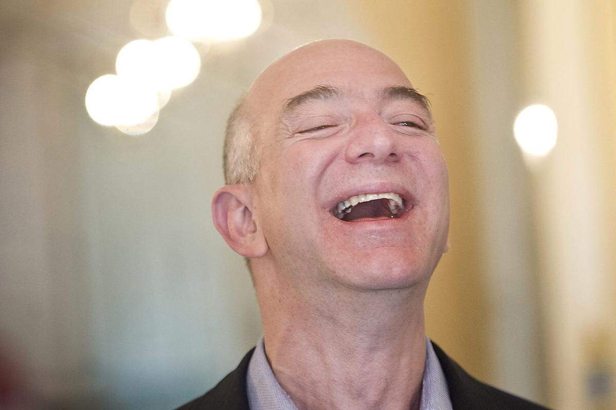 Alter: 51Vermögen: 60 Milliarden Dollar 1994 verließ Jeff Bezos den Hedgefonds D. E. Shaw &amp; Co., um seine Idee für einen Online-Buchhändler umzusetzen - mit Erfolg: "Amazon.com" hat sich in den folgenden Jahrzehnten zu einem gigantischen Online-Händler weiterentwickelt und Bezos damit zum reichsten Mensch der Welt unter 60 gemacht.